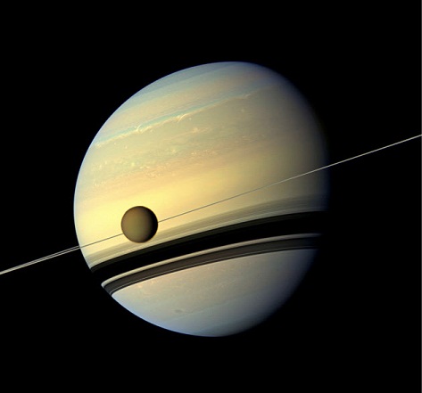 土星を横切るタイタン